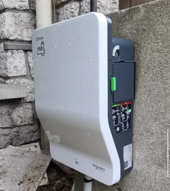 Installation de borne de recharge pour véhicule électrique , Clermont-Ferrand, STOPYRA DYLAN ÉLECTRICITÉ GÉNÉRAL